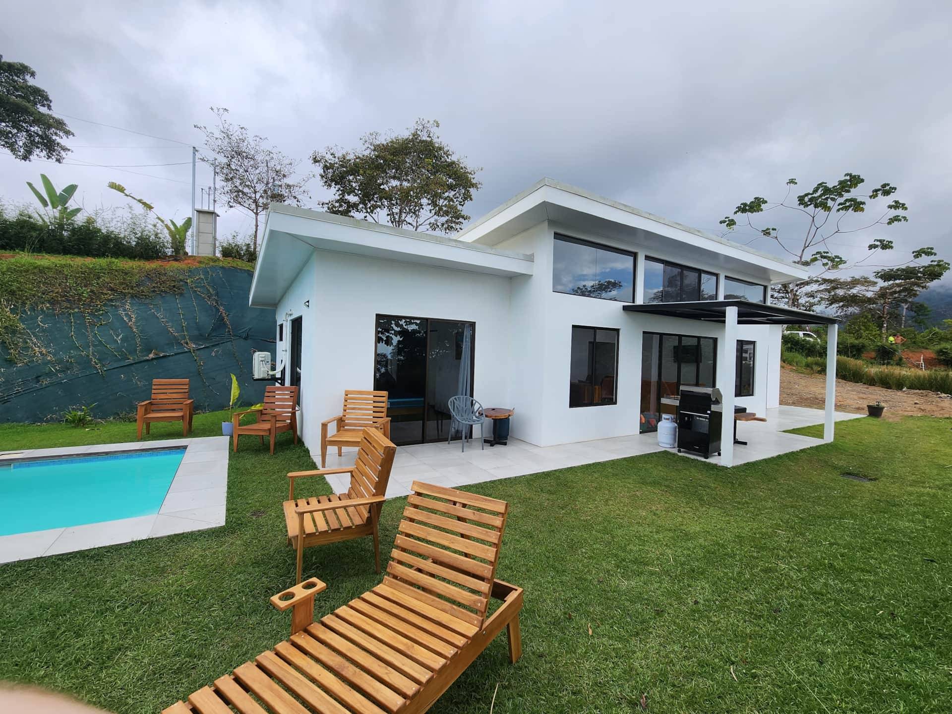 Vue extérieure de la Villa #4 à Uvita avec piscine privée et espaces détente