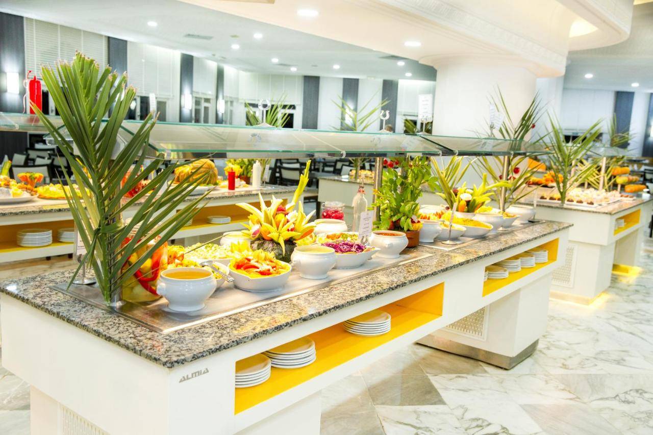 Buffet de salades et d'entrées au Marhaba Royal Salem à Sousse.