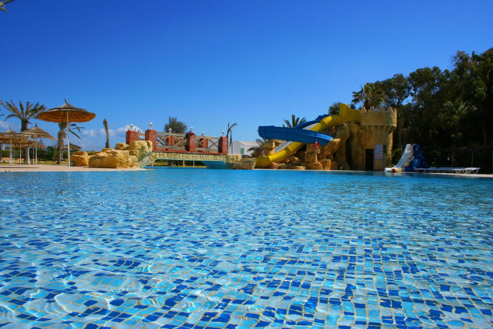 Piscine avec glissades d'eau pour enfants au Marhaba Royal Salem à Sousse.