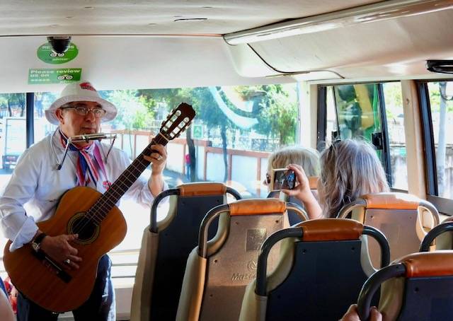 Musicien costaricien jouant de la guitare dans l’autobus VIP de San José