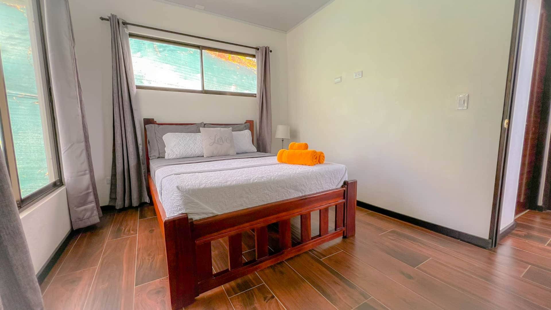 Chambre 3 de la Villa #4 à Uvita avec lit double et ventilateur