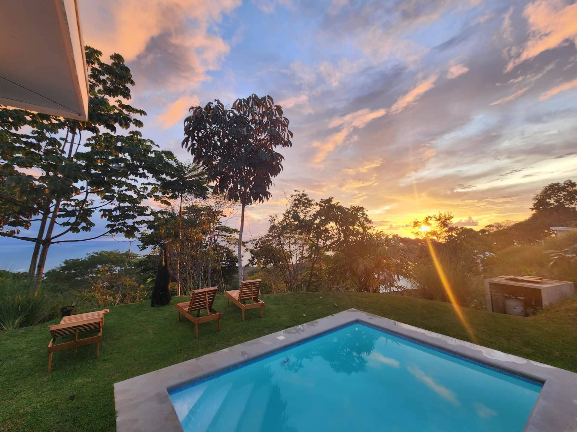 Piscine privée de la Villa #4 à Uvita avec coucher de soleil sur l'océan Pacifique