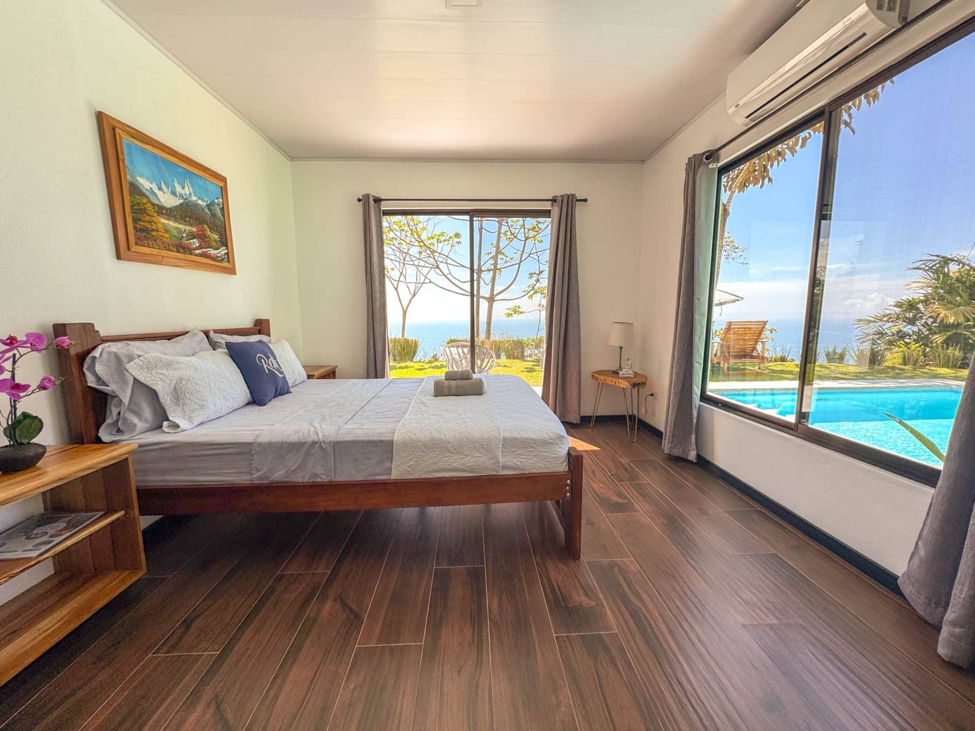Chambre principale de la Villa #4 à Uvita avec vue sur la piscine et l'océan