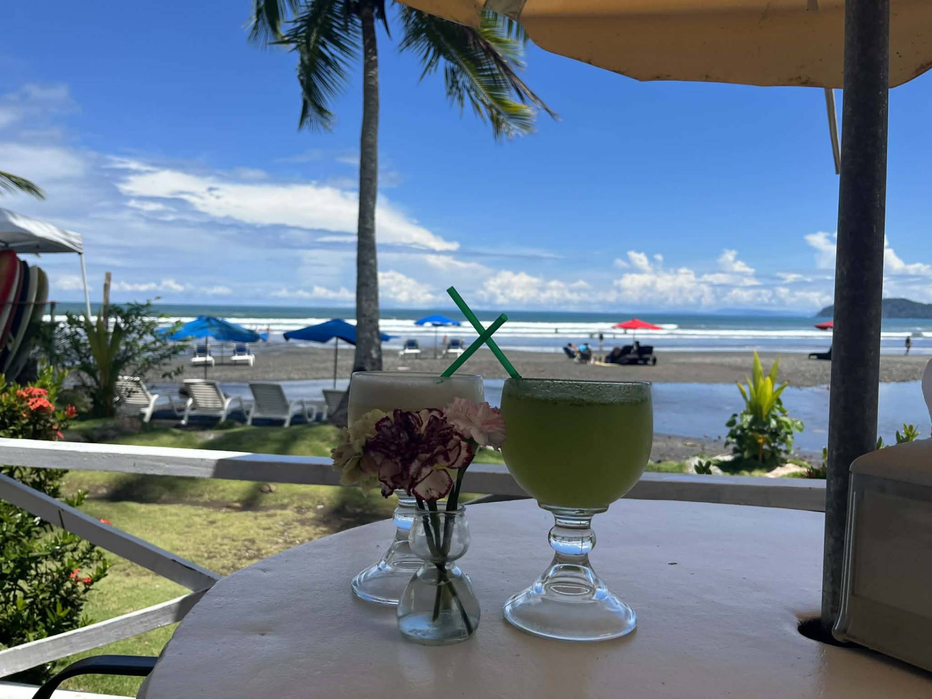 Cocktail tropical avec vue sur la plage de Jaco Costa Rica