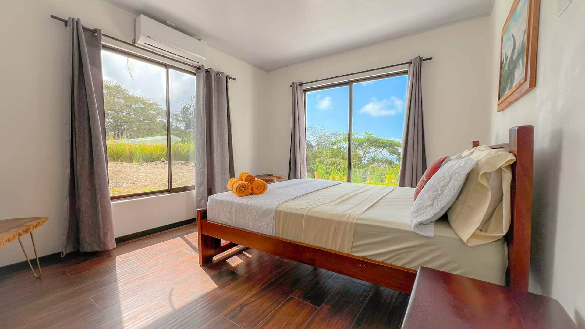 Chambre spacieuse de la Villa #4 à Uvita avec vue sur le jardin