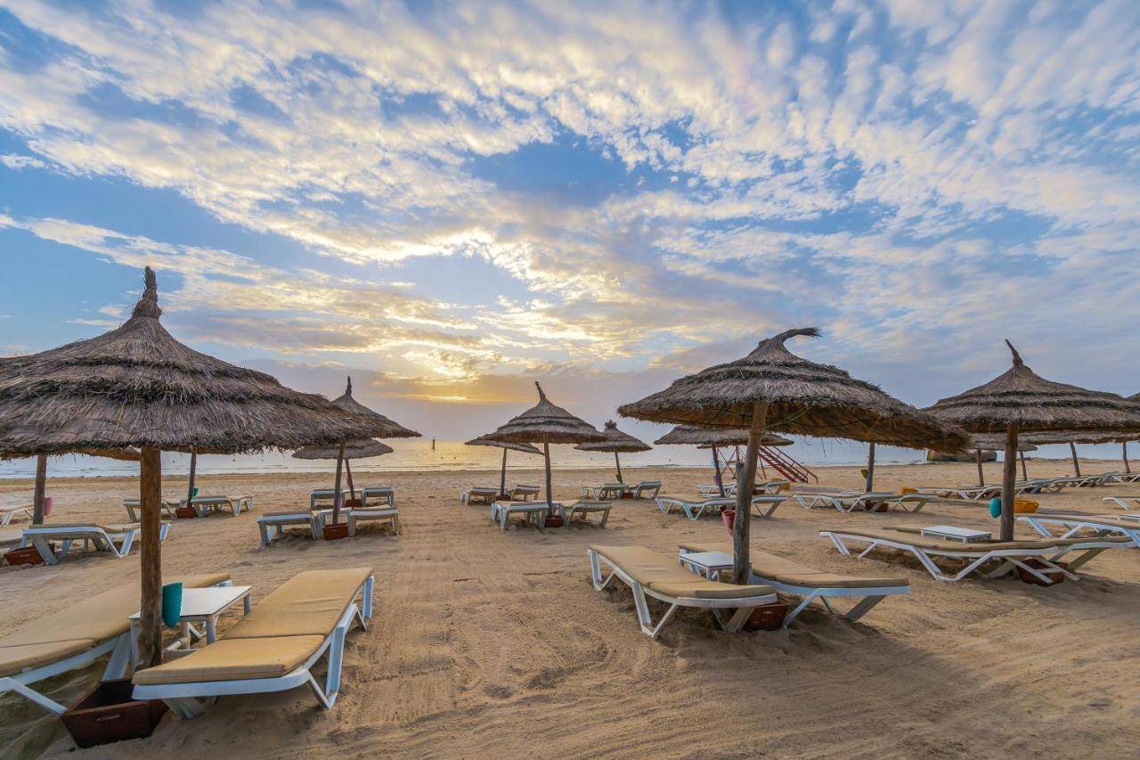 Plage privée du Marhaba Royal Salem au coucher du soleil.