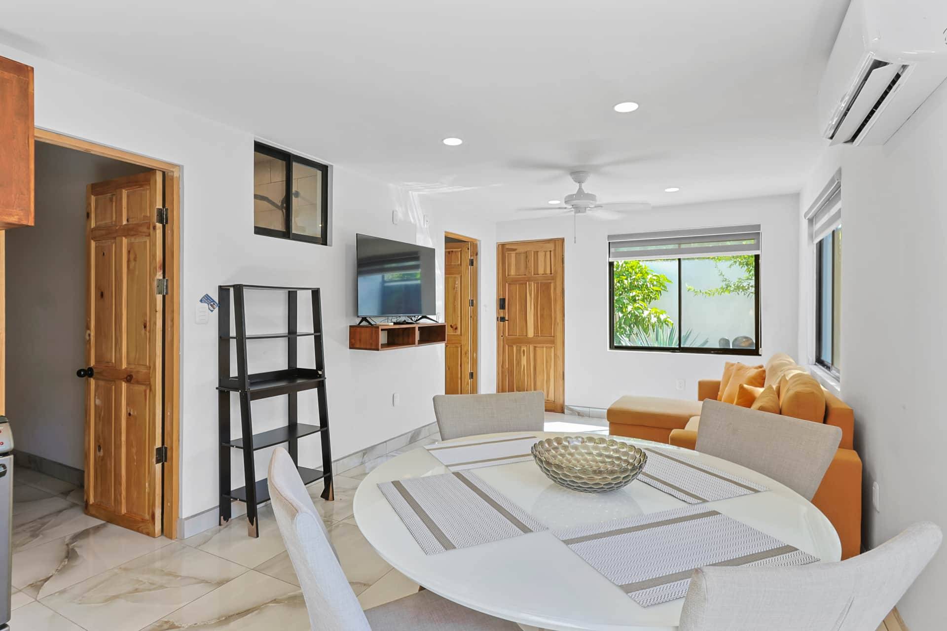 Vue d'ensemble du condo Casa Annie avec cuisine, salle à manger et salon à Playa del Coco.