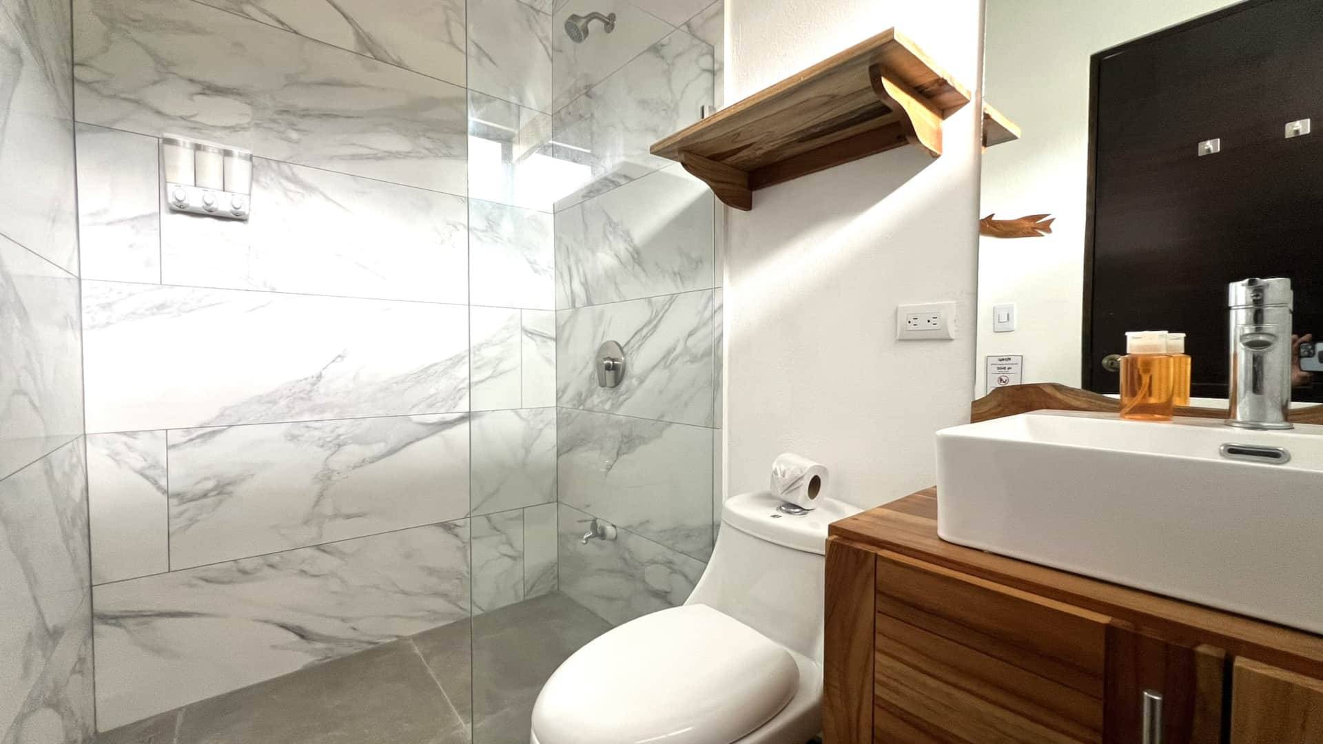 Salle de bain moderne avec douche à l’italienne à la Villa #4