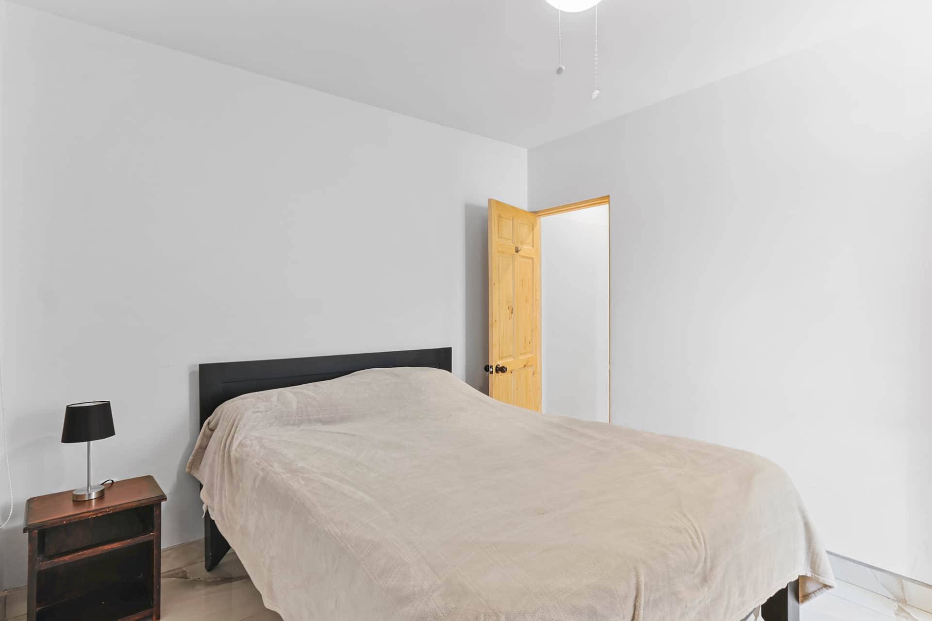 Deuxième chambre avec lit queen et climatisation du condo Casa Annie à Playa del Coco.