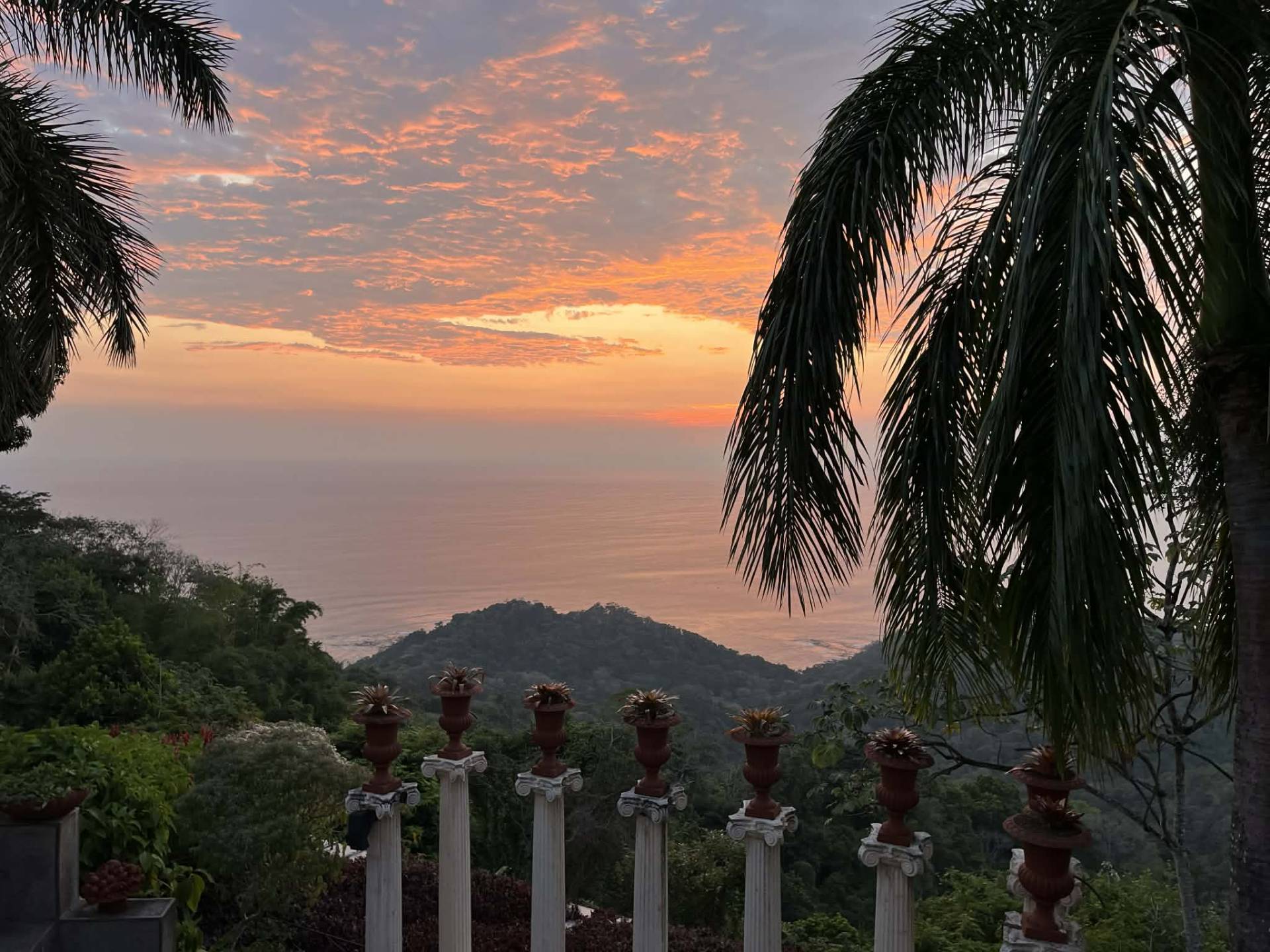 Vue panoramique sur le coucher de soleil au-dessus de l'océan Pacifique à Jaco