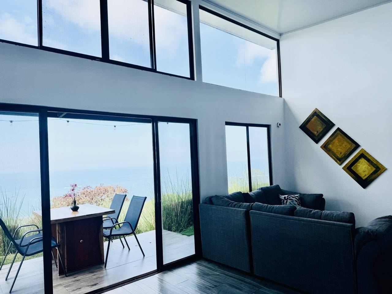 Salon et salle à manger de la Villa 4 chambres Uvita avec vue sur l'océan