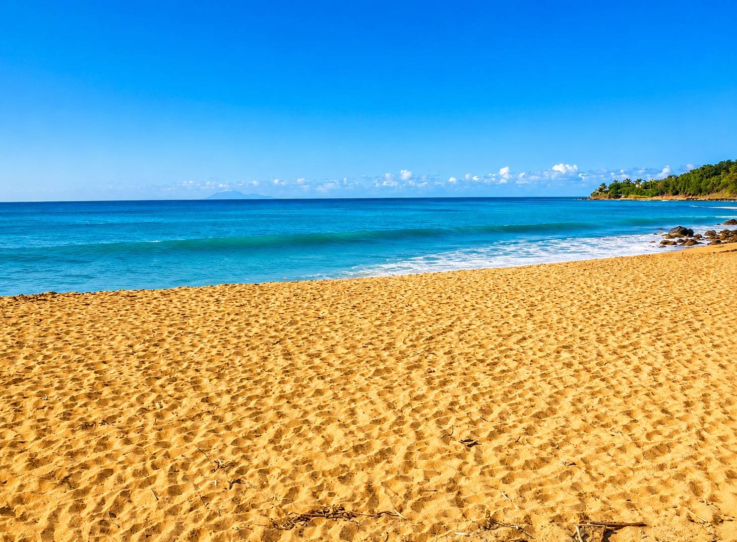 Vue panoramique de la plage de Deshaies en Guadeloupe avec la mer des Caraïbes.
