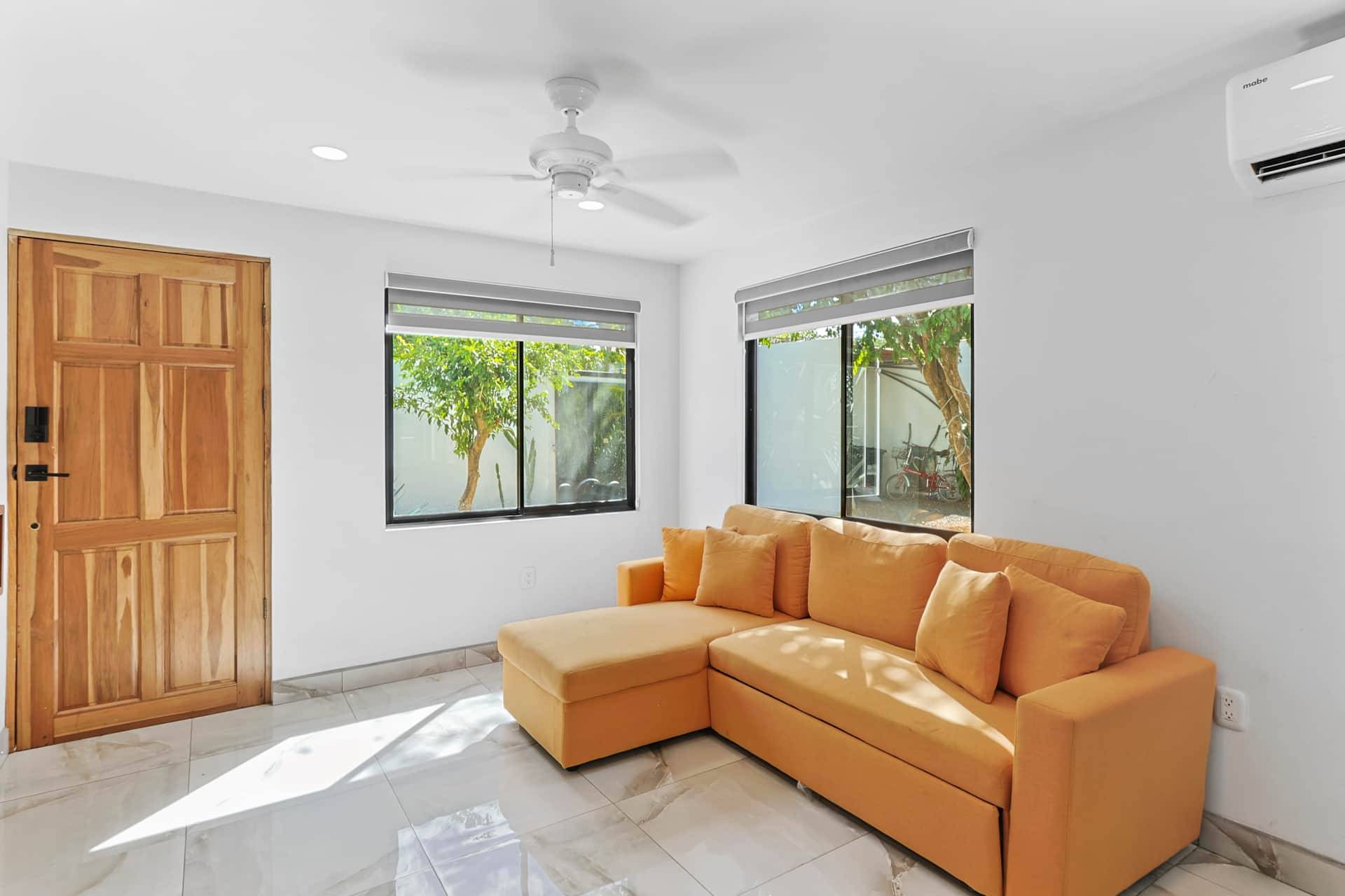 Grand salon avec canapé d'angle dans le condo Casa Annie à Playa del Coco au Costa Rica.