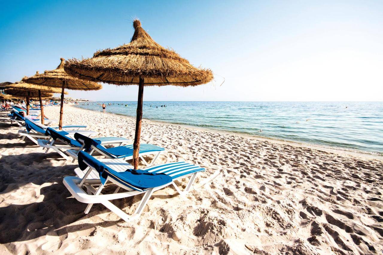 Chaises longues et parasols sur la plage privée du Marhaba Royal Salem