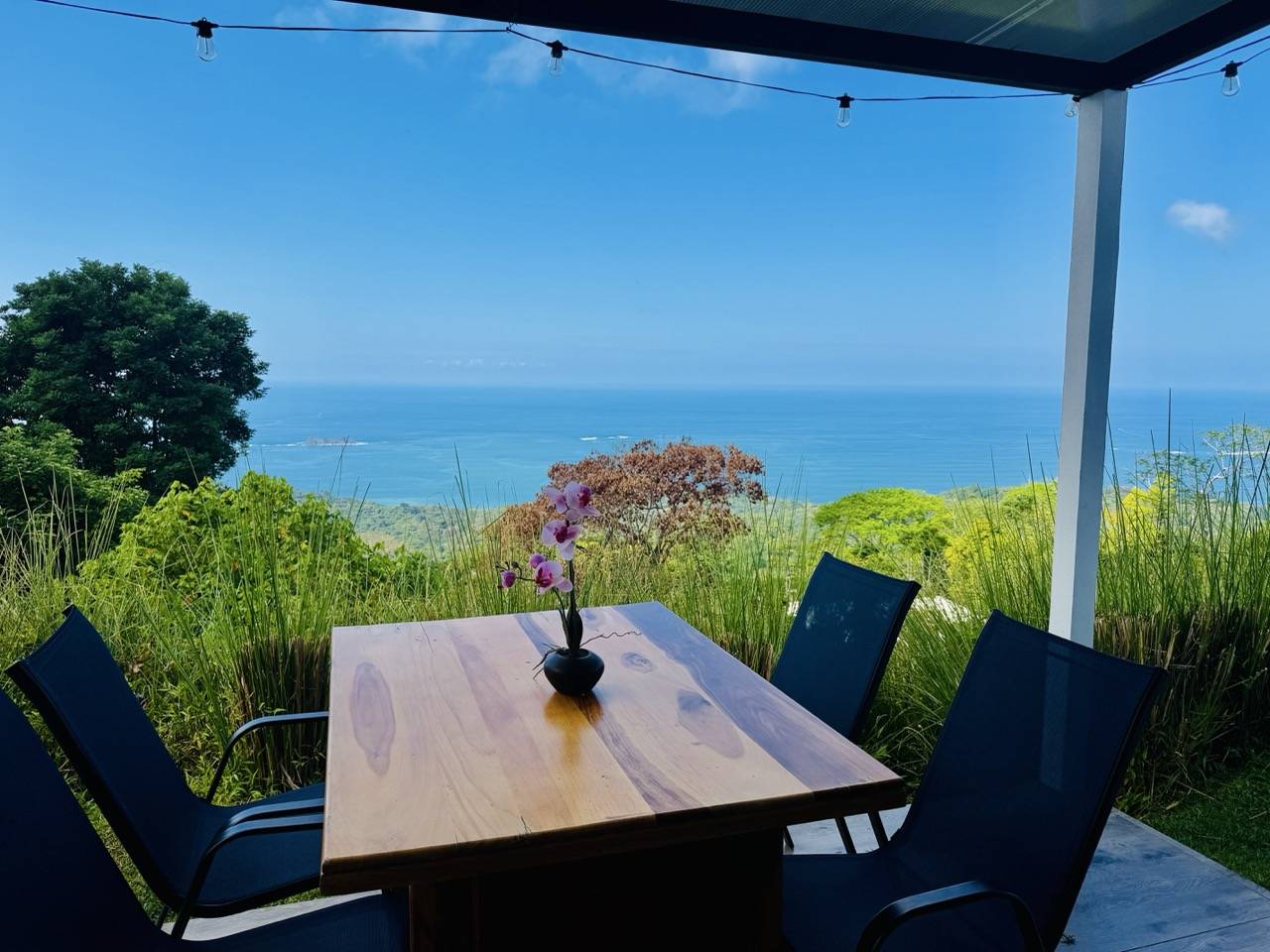 Terrasse couverte de la Villa 4 chambres Uvita avec vue panoramique sur l'océan