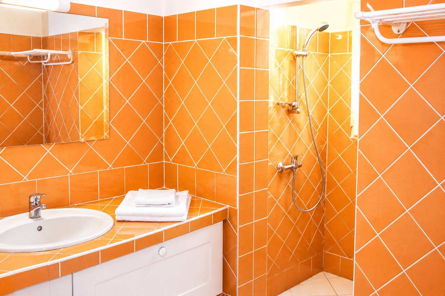 Salle de bain avec douche à l'italienne dans un bungalow de location à Deshaies en Guadeloupe.