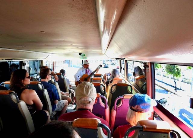 Voyageurs pendant une visite de San José en autobus panoramique VIP