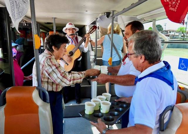 Voyageurs recevant leur boisson de bienvenue pendant le tour VIP de San José