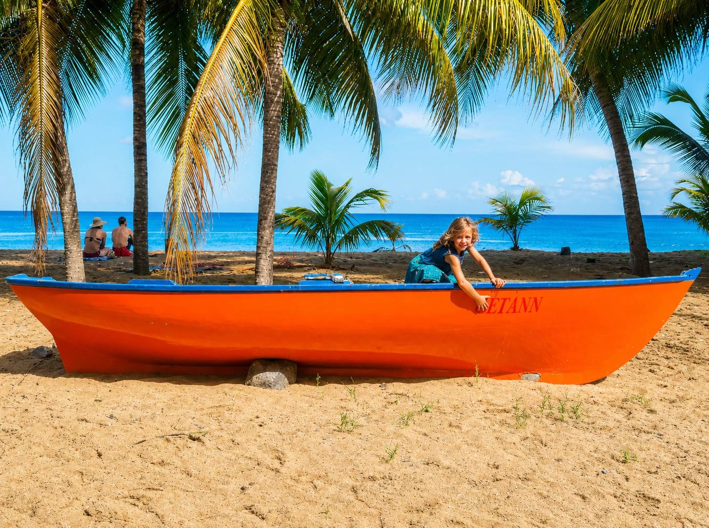 Bateau traditionnel sur la plage de Deshaies en Guadeloupe face à la mer des Caraïbes.