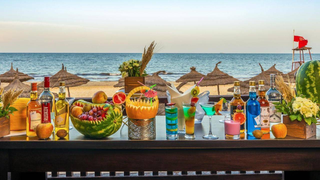 Cocktails servis au bar de plage du Marhaba Royal Salem.