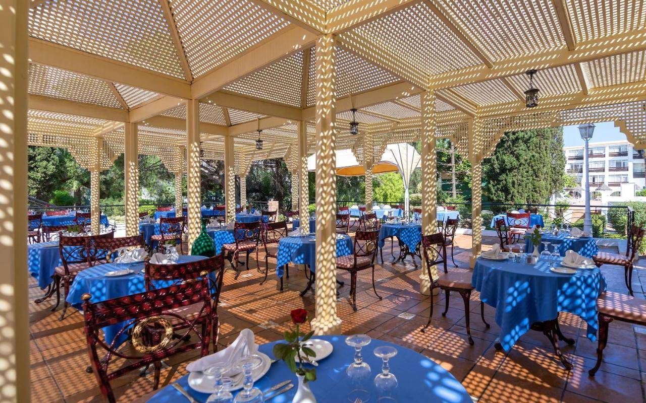 Restaurant en terrasse du Marhaba Royal Salem entouré de jardins.