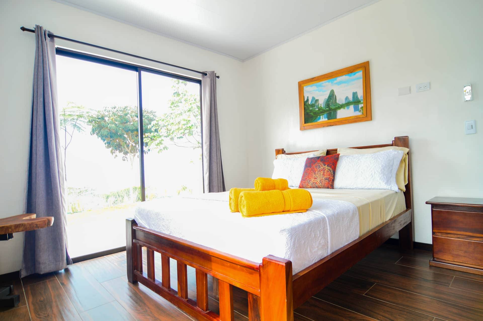 Chambre lumineuse de la Villa #4 à Uvita avec accès extérieur