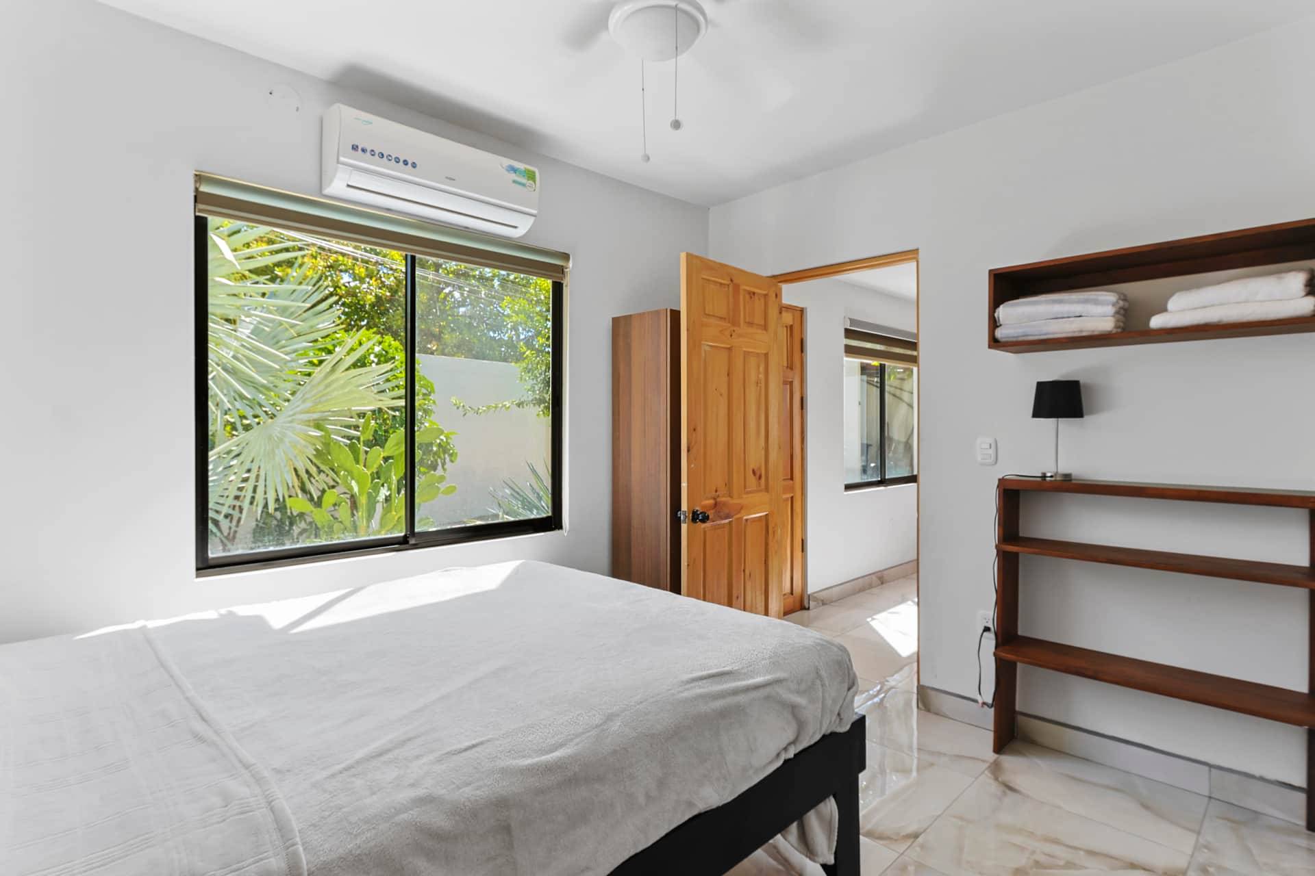Chambre principale avec vue sur le jardin tropical du condo Casa Annie à Playa del Coco.