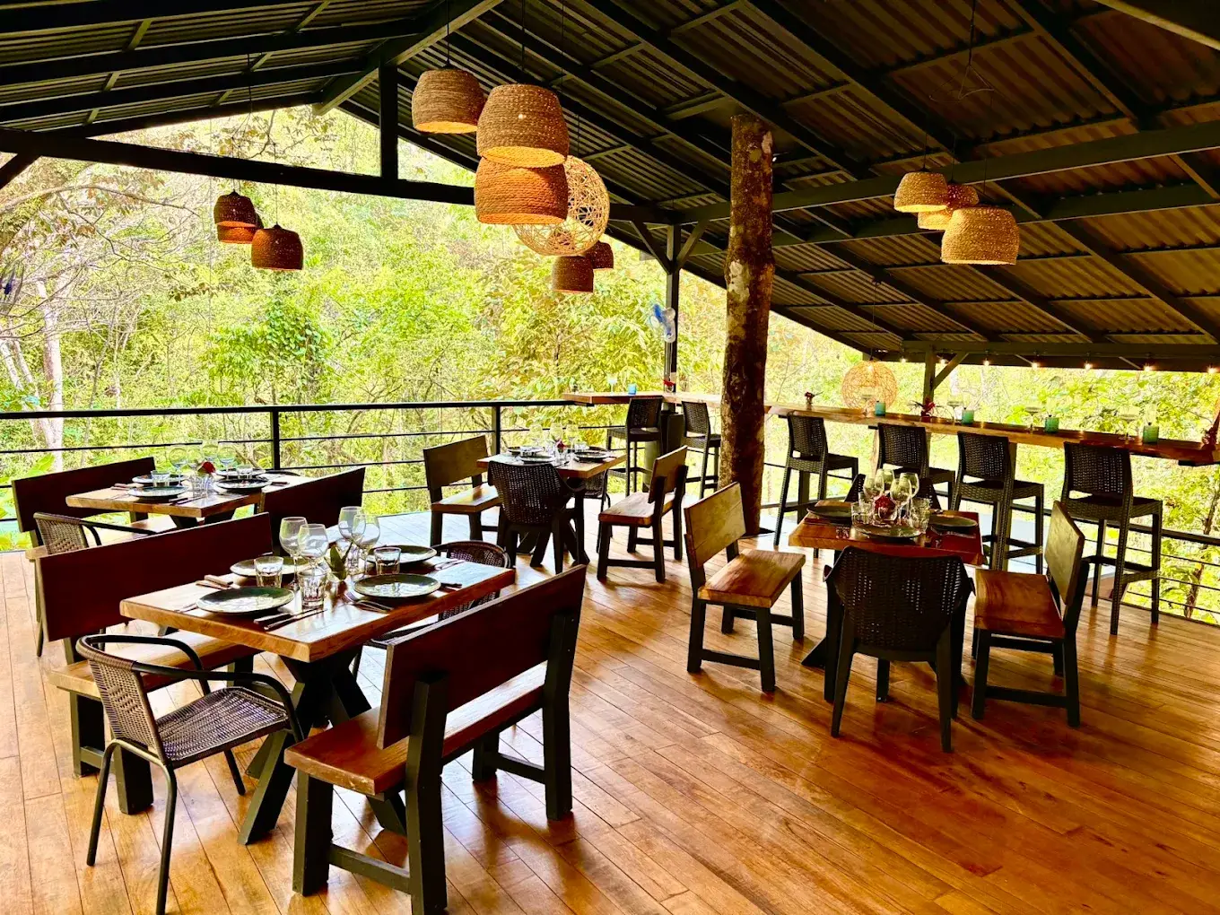 Salle à manger du Bistro Jungle avec vue sur la forêt tropicale d’Uvita