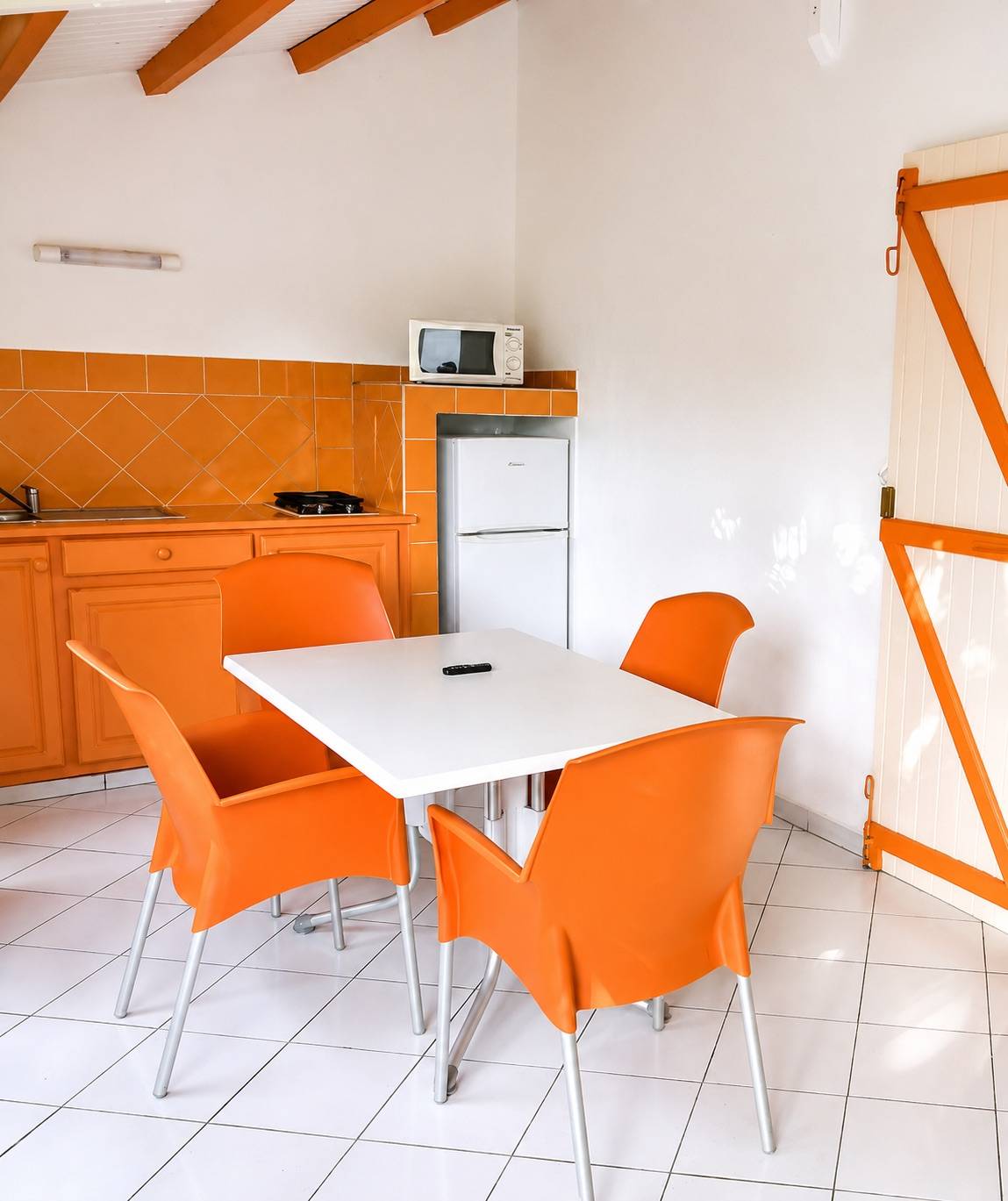 Cuisine équipée avec table à manger dans un bungalow de vacances à Deshaies en Guadeloupe.