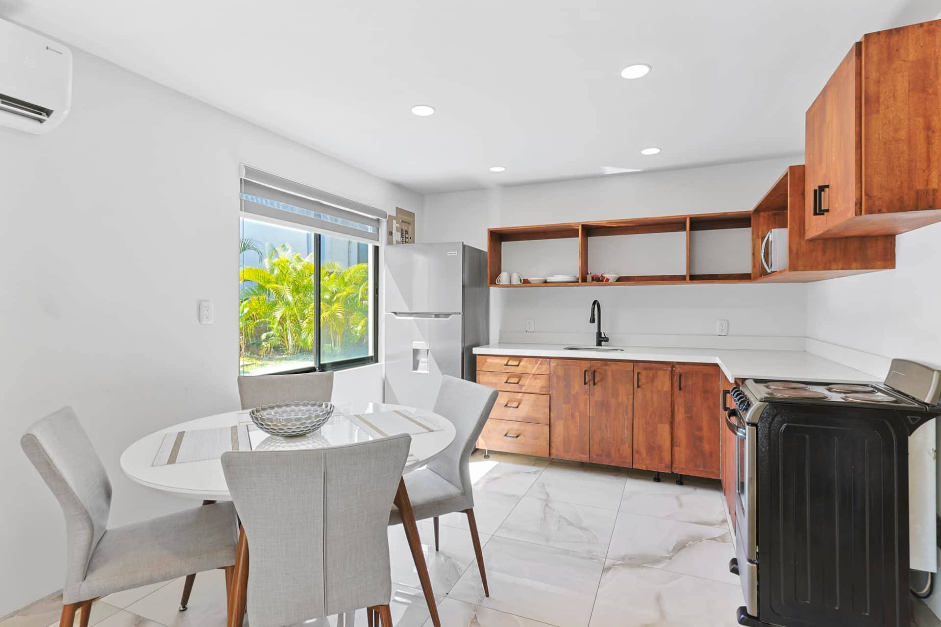 Cuisine entièrement équipée avec salle à manger du condo Casa Annie à Playa del Coco au Costa Rica.