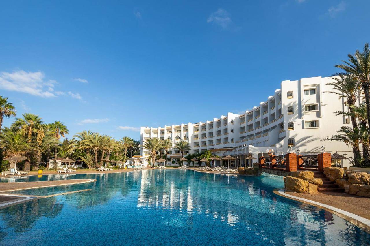 Vue de la piscine extérieure du Marhaba Royal Salem à Sousse.