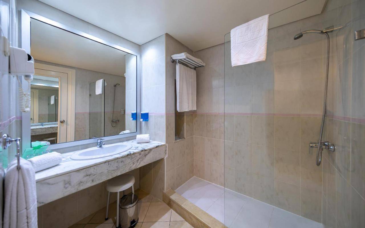 Salle de bain moderne d'une chambre du Marhaba Royal Salem à Sousse.