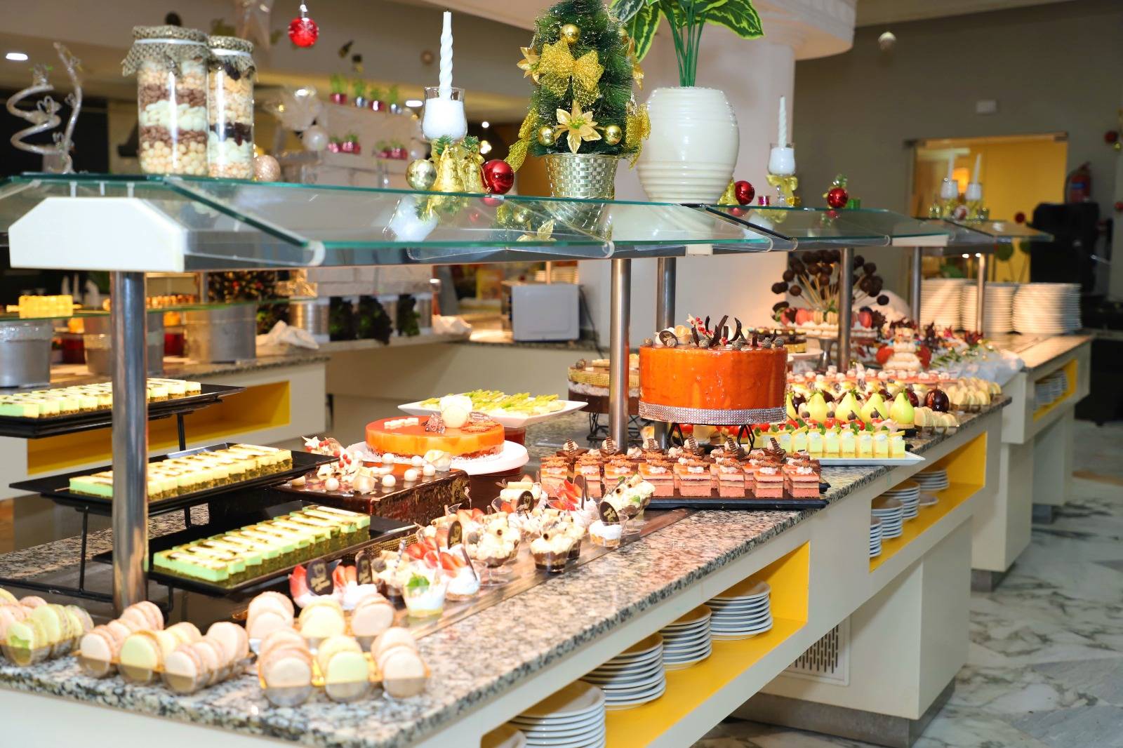 Grand buffet de desserts au restaurant du Marhaba Royal Salem à Sousse.