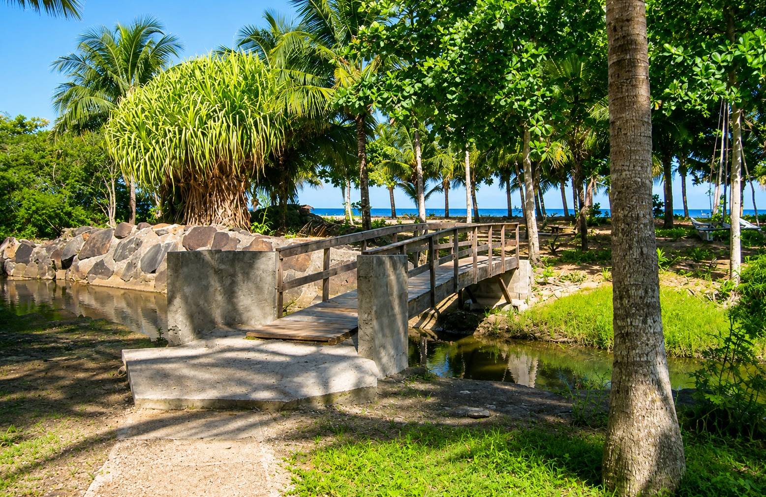Pont en bois donnant accès à la plage de Deshaies en Guadeloupe.