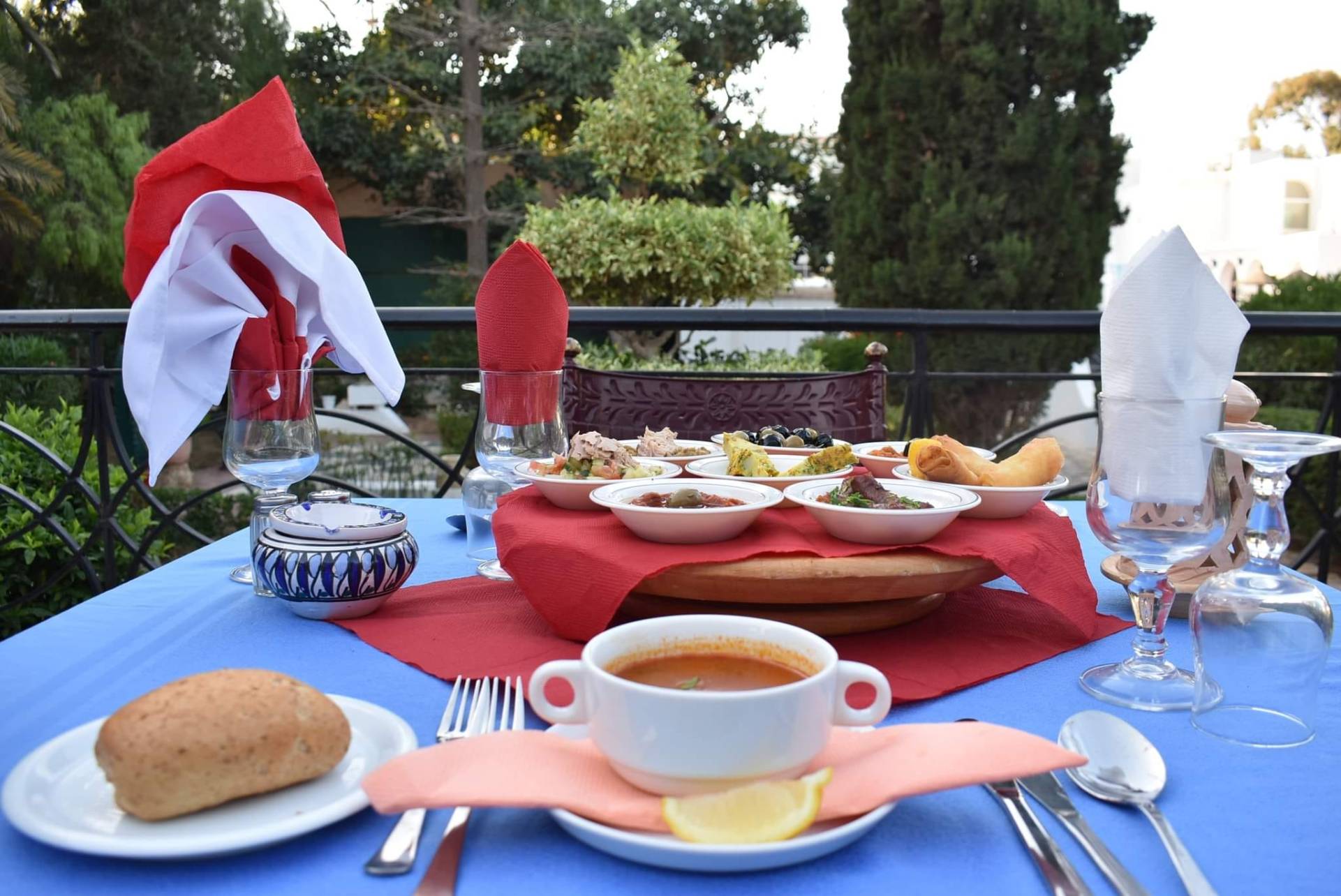 Table garnie de spécialités tunisiennes au Marhaba Royal Salem