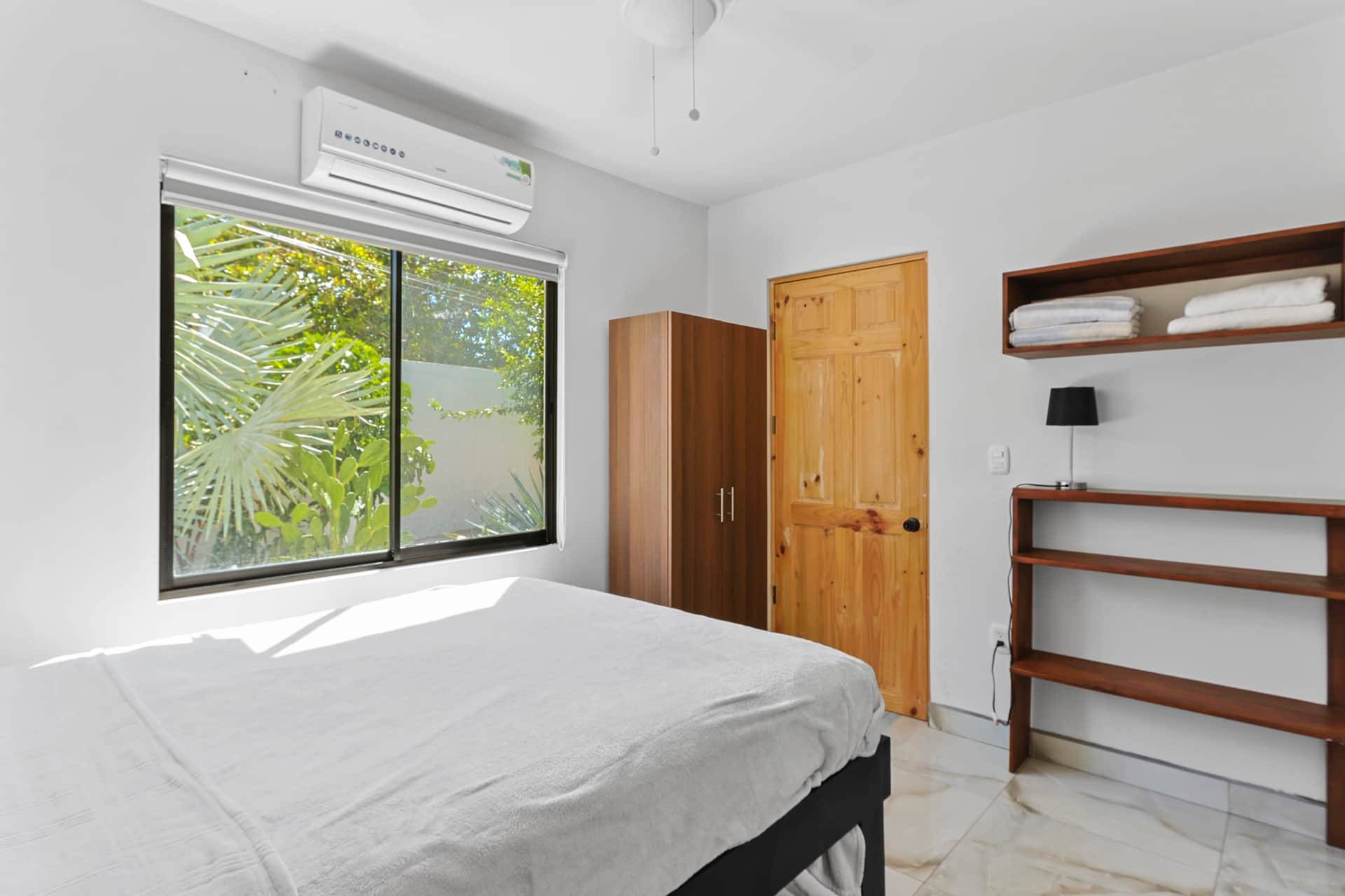 Chambre principale climatisée avec lit queen du condo Casa Annie à Playa del Coco