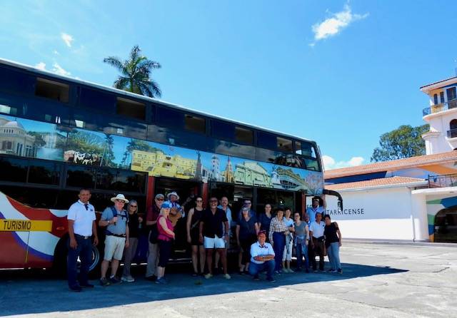 Groupe de voyageurs devant l’autobus panoramique VIP de San José