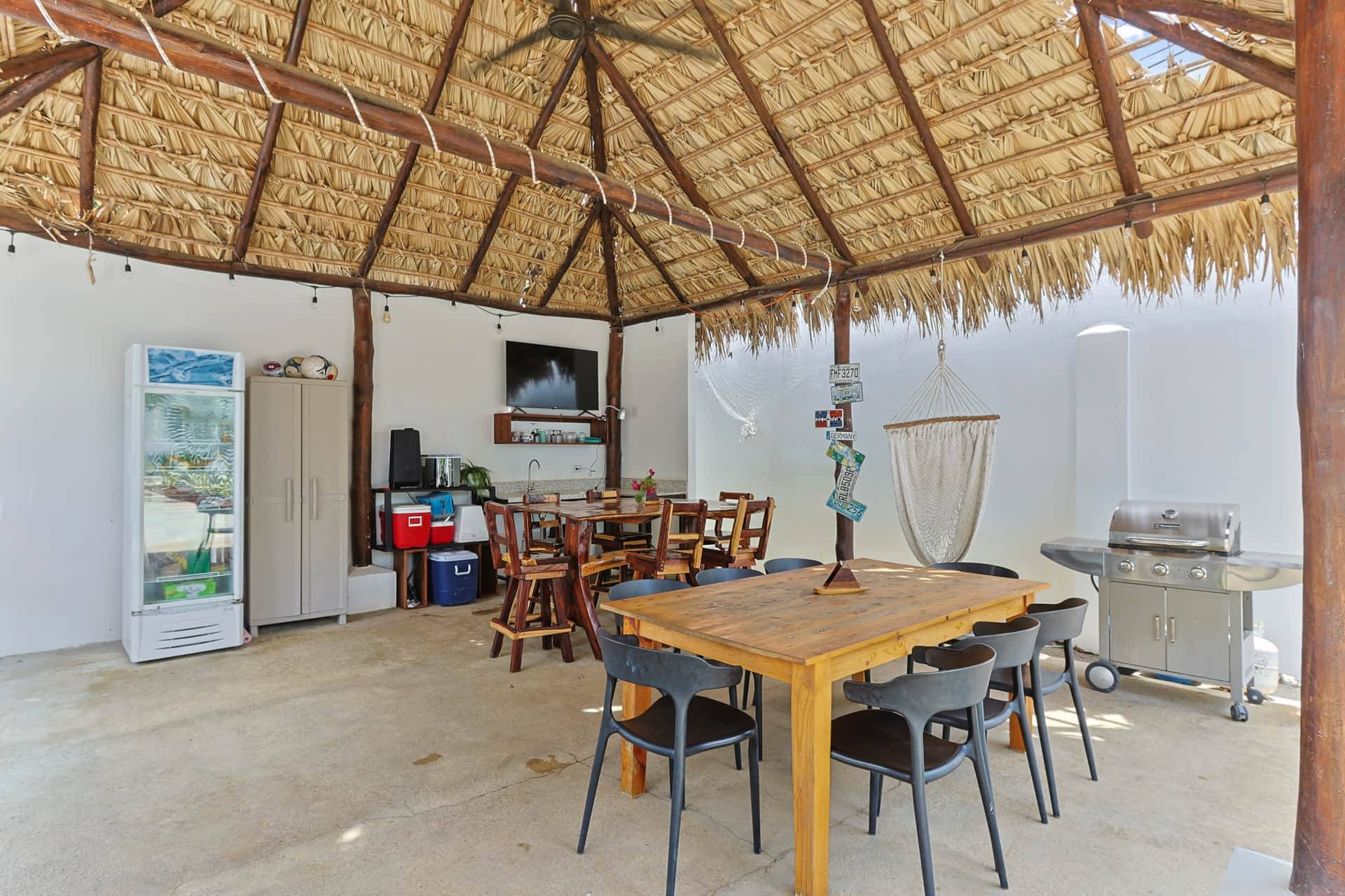 Rancho extérieur avec barbecue et espace repas de Casa Annie à Playa del Coco.